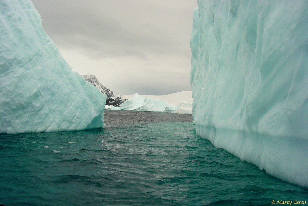 Squeezing between icebergs